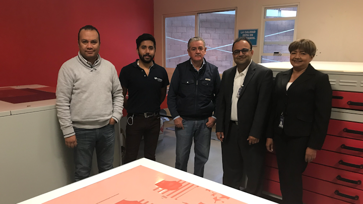 De izquierda a derecha: Ángel Cadena (supervisor de preprensa), Nabor Olivares (máster de grabados), ingeniero Edmundo Pérez (jefe de producción), Shyamal Desai (gerente técnico de DuPont Advanced Printing Américas) y Graciela Tapia (gerente de cuentas de DuPont Advanced Printing México).