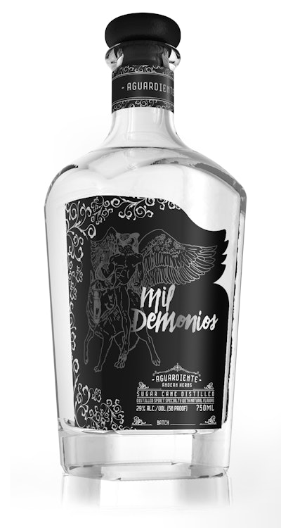 La botella utiliza acabados especiales con estampados en plata sobre negro y detalles destacados en relieve.