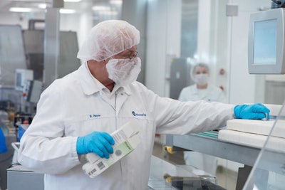 Gotas del medicamento para el resfriado Sinupret se envasan en tecnologías Romaco.