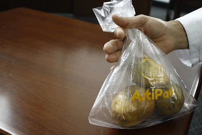 Foto nuevo envase para alargar la maduración de las frutas. Por la Agencia de Noticias de la Universidad Nacional de Colombia.