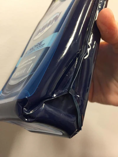 Un primer plano del envase del lavavajillas Dawn muestra el marco lleno de aire que le brinda a la botella su rigidez.