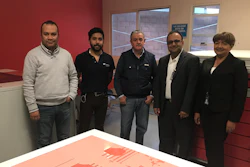De izquierda a derecha: Ángel Cadena (supervisor de preprensa), Nabor Olivares (máster de grabados), ingeniero Edmundo Pérez (
