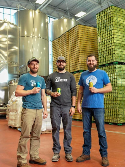 Los cerveceros Matt Rowe, Kyle Moore y Ryan Blevins ajustan la química del agua.