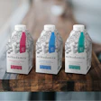 Para un producto con tantas propiedades y atributos, Milkadamia eligió una caja de 16 onzas, que tiene forma de botella.