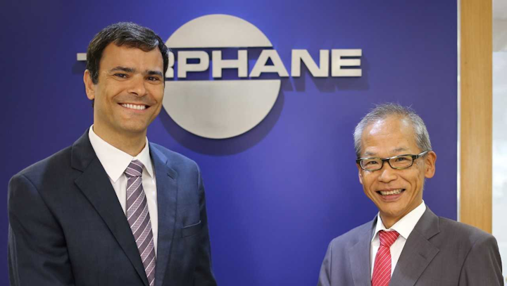 José Bosco Silveira Jr., Presidente de Terphane, y el Presidente de Toyobo en Brasil, Yukihiko Minamimura, en la oficina de Terphane en São Paulo/Brasil.