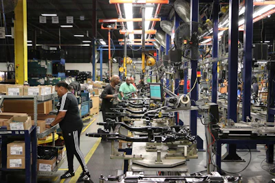 Empresa automotriz recurre a cobots para inspección crítica
