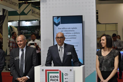 Jim Pittas, CEO de PMMI, junto con Jorge Garibay, director de EXPO PACK y Laura Thompson.