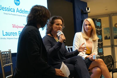 Jessica Adelman de Kroger (l.) y Lauren Brindley de Walgreens con Szaky durante discusión en lanzamiento de piloto de Loop.