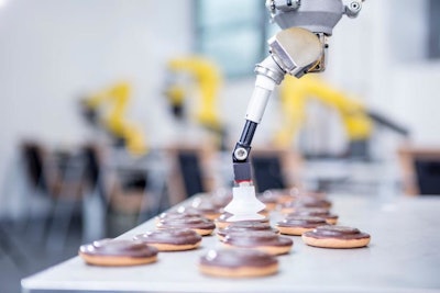 Robots en planta de procesamiento de alimentos.
