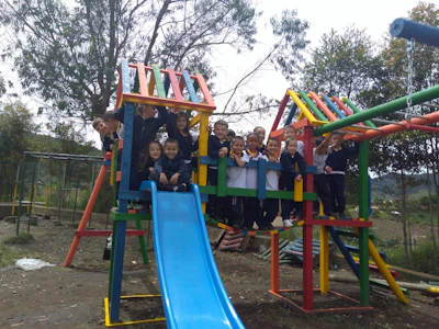 Parque infantil donado por la Fundación Botella de Amor.