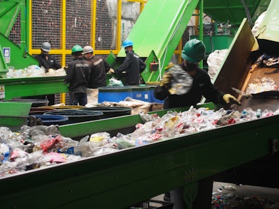 envases de PET reciclado y plásticos de un solo uso