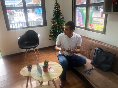 En una casa iluminada y espaciosa, sentados en cómodas sillas y frente a una mesa redonda, hablamos con John Berrío, director de la Fundación Llena una Botella de Amor, acerca de un proyecto que está convocando a un gran número de empresas en una cruzada social y ambiental de alto impacto.