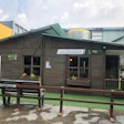 La Fundación ha logrado hasta el momento entregar a personas de bajos ingresos 9 casas como esta, adelantar con la empresa colombiana Essentia –dedicada a la producción de polipropileno, polietileno y materbatches para la industria plástica— un proyecto para 20 viviendas más en Cartagena, y trabajar en la construcción de otras 60 con la Fundación Beatriz Londoño de Medellín.