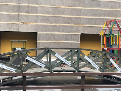 Puentes, caminos, bancos de parque, entre otros, formaron parte de la ´ciudadela´ hecha de residuos de empaques plásticos flexibles que la Fundación Botellas de Amor exhibió durante la feria en Bogotá, este noviembre.