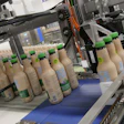 Innovadora configuración de línea compacta, con alimentación de enfajado ultraflexible para botellas cuadradas