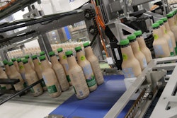 Innovadora configuración de línea compacta, con alimentación de enfajado ultraflexible para botellas cuadradas