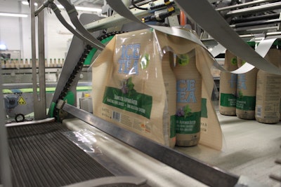 Innovadora configuración de línea compacta, con alimentación de enfajado ultraflexible para botellas cuadradas