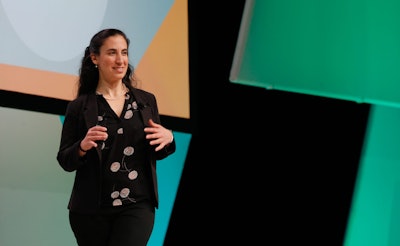 María Kasparian de Edesia Nutrition habla con miembros de la prensa en el evento “Perspectivas” de Rockwell Automation.