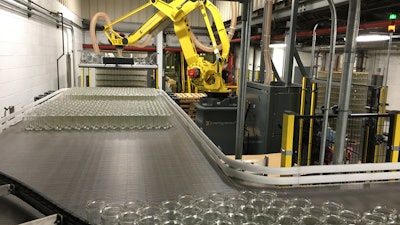 La despaletización robótica aumenta el tiempo de actividad de la línea del 54% al 80% en la sopa Campbell