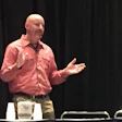Jim Tassell, arquitecto senior de seguridad de TI de Kellogg, presenta el recorrido de seguridad cibernética del fabricante de alimentos en el Foro de Alimentos y Bebidas de la Feria de Automatización.