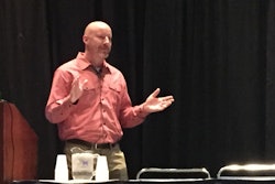 Jim Tassell, arquitecto senior de seguridad de TI de Kellogg, presenta el recorrido de seguridad cibernética del fabricante de alimentos en el Foro de Alimentos y Bebidas de la Feria de Automatización.