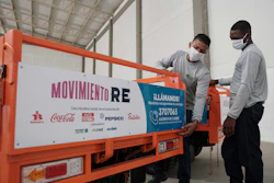 “Los recicladores han estado muy golpeados por las nuevas condiciones que ha impuesto la cuarentena en Colombia, pero tienen la posibilidad de seguir laborando con las medidas de cuidado requeridas. Al suplir necesidades como su alimentación y apoyarlos con elementos de trabajo, estamos tratando de mantener su ánimo en alto para que sigan ejerciendo su labor, que es clave en toda esta situación”, señaló Germán Vanegas, director comercial de EkoRed, al referirse a la ayuda brindada por los productores de bebidas que participan en el Movimiento RE.