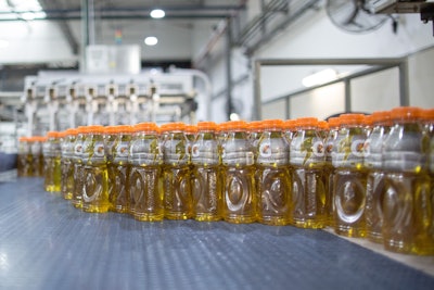 En la planta de Quilmes se produce Gatorade en distintos sabores y tamaños con tapas flat cap o sport cap.