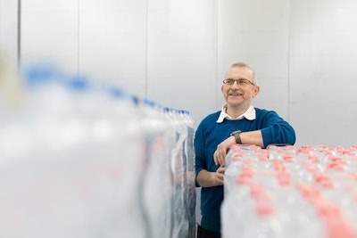Latas envueltas en papel y no en película: un innovador sistema de empacado