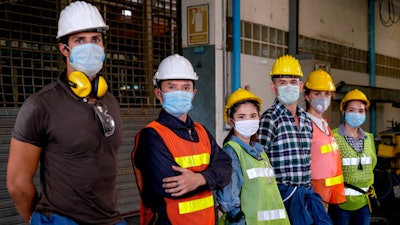 La escasez de mano de obra en la manufactura persiste como un desafío constante, especialmente para los fabricantes que buscan implementar la automatización.