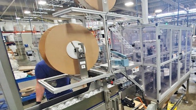 Aplicador de multiempaques maximiza producción de latas de fabricante de bebidas mezcladas