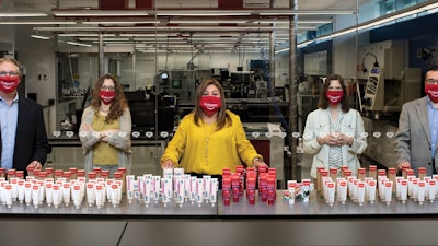 Equipo del proyecto de tubos reciclables monomateriales de Colgate (de izquierda a derecha): Tom Heaslip, Director mundial, Categoría de Empaque; Jennifer Noll Waxman, directora de gestión del programa E2E; Jennifer Boada-Rodríguez, asociada técnica senior; Anne Bedarf, directora de sustentabilidad de envases; y Jun Wang, asociado técnico senior.