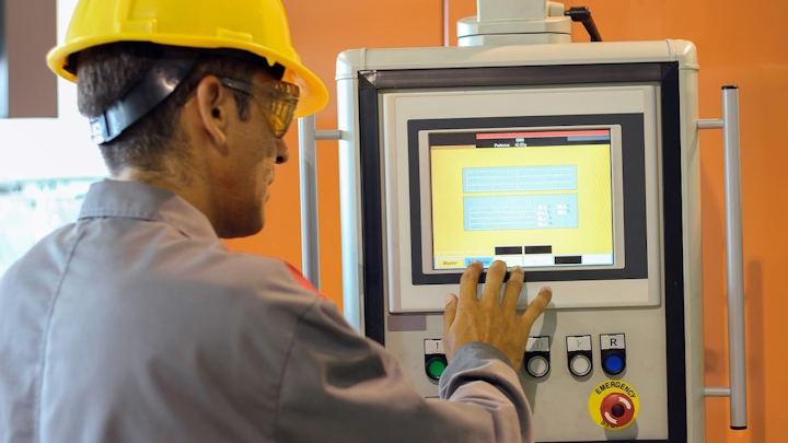 Trabajador de planta accediendo al sistema HMI.
