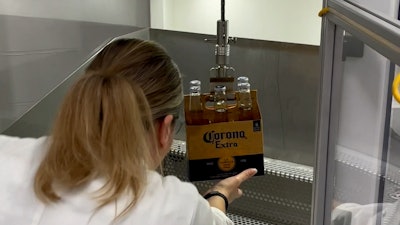 Con desechos de paja de cebada AB InBev revoluciona futuro del empaque de cerveza