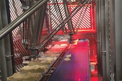 Los robots JLS Talon colocan en bandejas tacos frescos que antes estaban demasiado calientes para ser manipulados de manera manual.