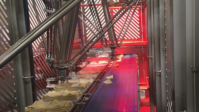 Los robots JLS Talon colocan en bandejas tacos frescos que antes estaban demasiado calientes para ser manipulados de manera manual.