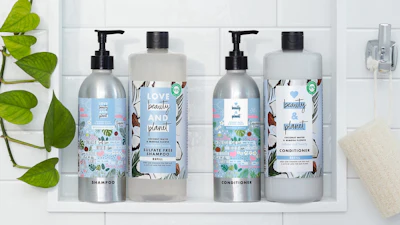 La botella de aluminio recargable de Love Beauty and Planet y la botella de recarga de PET para agua de coco y flor de mimosa.