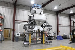 Los gránulos de hielo bajan por la “pant leg” central y llegan a los alimentadores vibratorios electromagnéticos izquierdo y derecho para descargarlos en contenedores aislados.