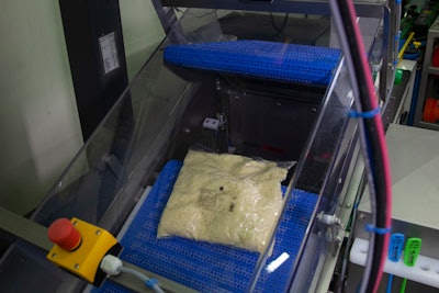 El sistema de rechazo automatizado permite a la fábrica de queso aislar los empaques rechazados sin interrumpir el flujo de producción.