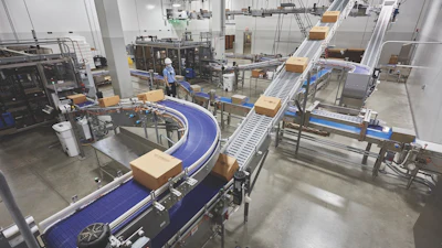 40 bloques de libra de queso se ponen en cajas y se sellan, luego se transportan a un paletizador en una sala adjunta.