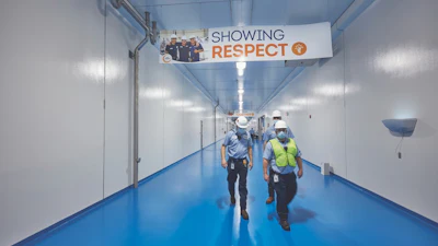 Los trabajadores de la planta viajan por corredores prístinos que muestran los valores de la empresa, como mostrar respeto y ganar juntos.
