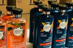 Tanto el champú como el acondicionador de esta línea de P&G tienen muescas táctiles para ayudar a las personas con discapacidad visual.