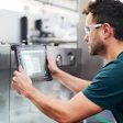 A partir de noviembre, todas las máquinas Syntegon se entregarán 'listas para IoT' y proporcionarán interfaces para numerosas soluciones digitales, lo que permitirá a los clientes ingresar a un nuevo nivel de digitalización.