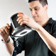 Un técnico calibra un sistema de visión artificial autónomo Inspekto S70.
