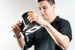 Un técnico calibra un sistema de visión artificial autónomo Inspekto S70.