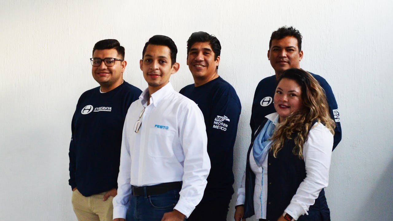 En la foto aparecen: Luis Enrique Hernández, coordinador de diseño mecánico; Jairo Hernández Silva, ingeniero comercial; Juan Carlos Ríos Aldaco, gerente de manufactura de Hybernya, Adzuira Ortiz, asesora de automatización para Hybernya y Festo, y Héctor Ramírez, ingeniero de Aplicaciones F&P de Festo.