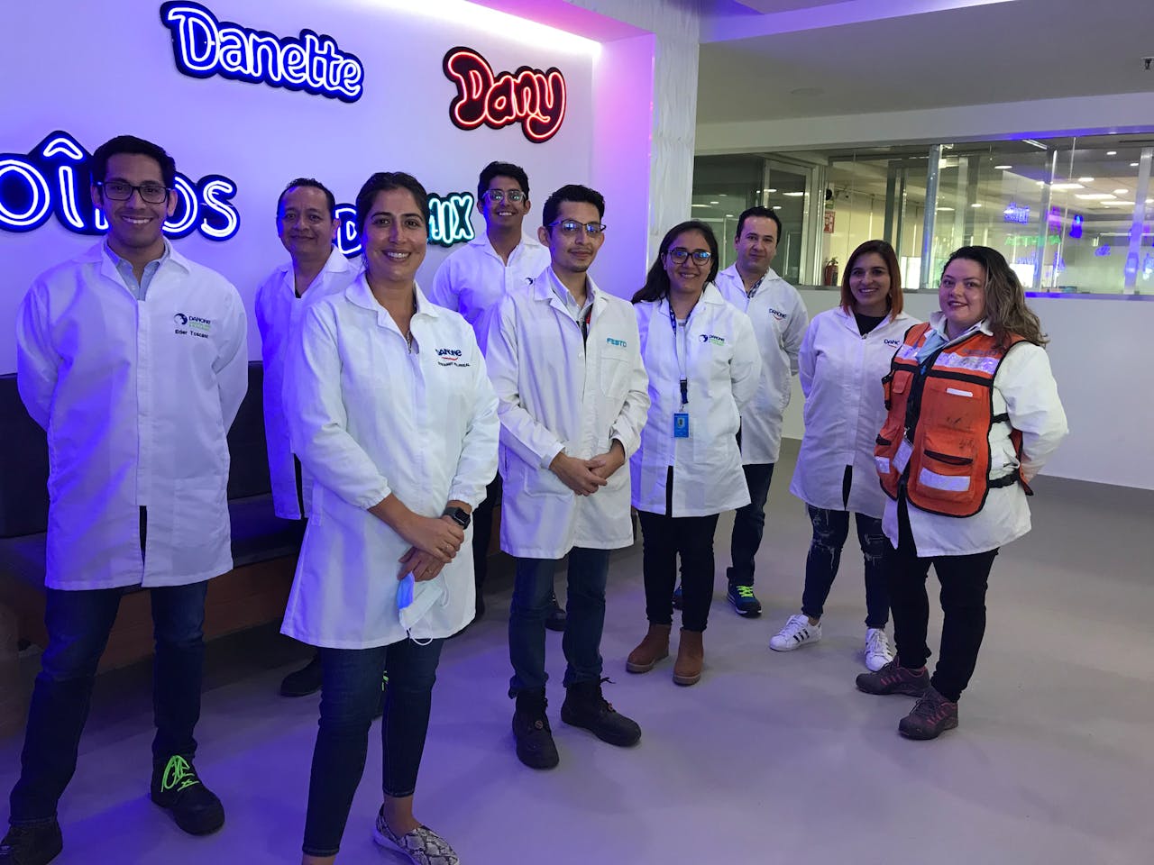 En la foto aparecen: Hamurabi Castañeda, Eder Toscano, Stefanny Villarreal, Julio Corona, Fernando Gutiérrez, Andrea García, Janet Loera, miembros del equipo de ingeniería, R&I y producción de Danone.