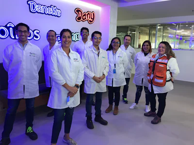 En la foto aparecen: Hamurabi Castañeda, Eder Toscano, Stefanny Villarreal, Julio Corona, Fernando Gutiérrez, Andrea García, Janet Loera, miembros del equipo de ingeniería, R&I y producción de Danone.