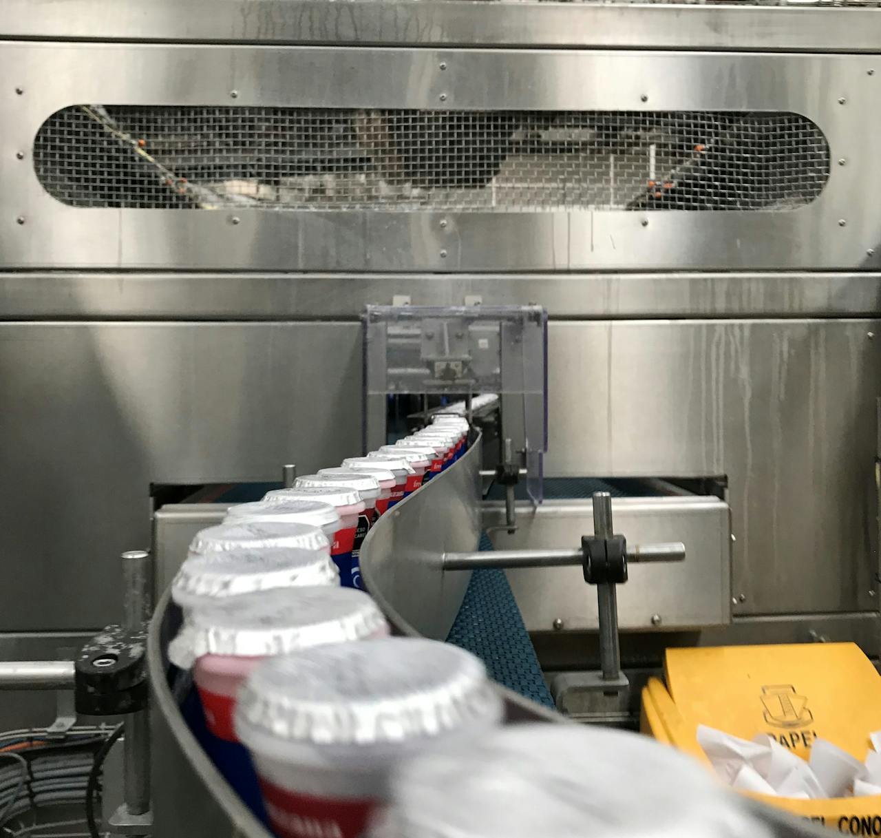 Este proceso automatizado con Danup / Danone ha marcado un hito en el envasado de yogurt en México.