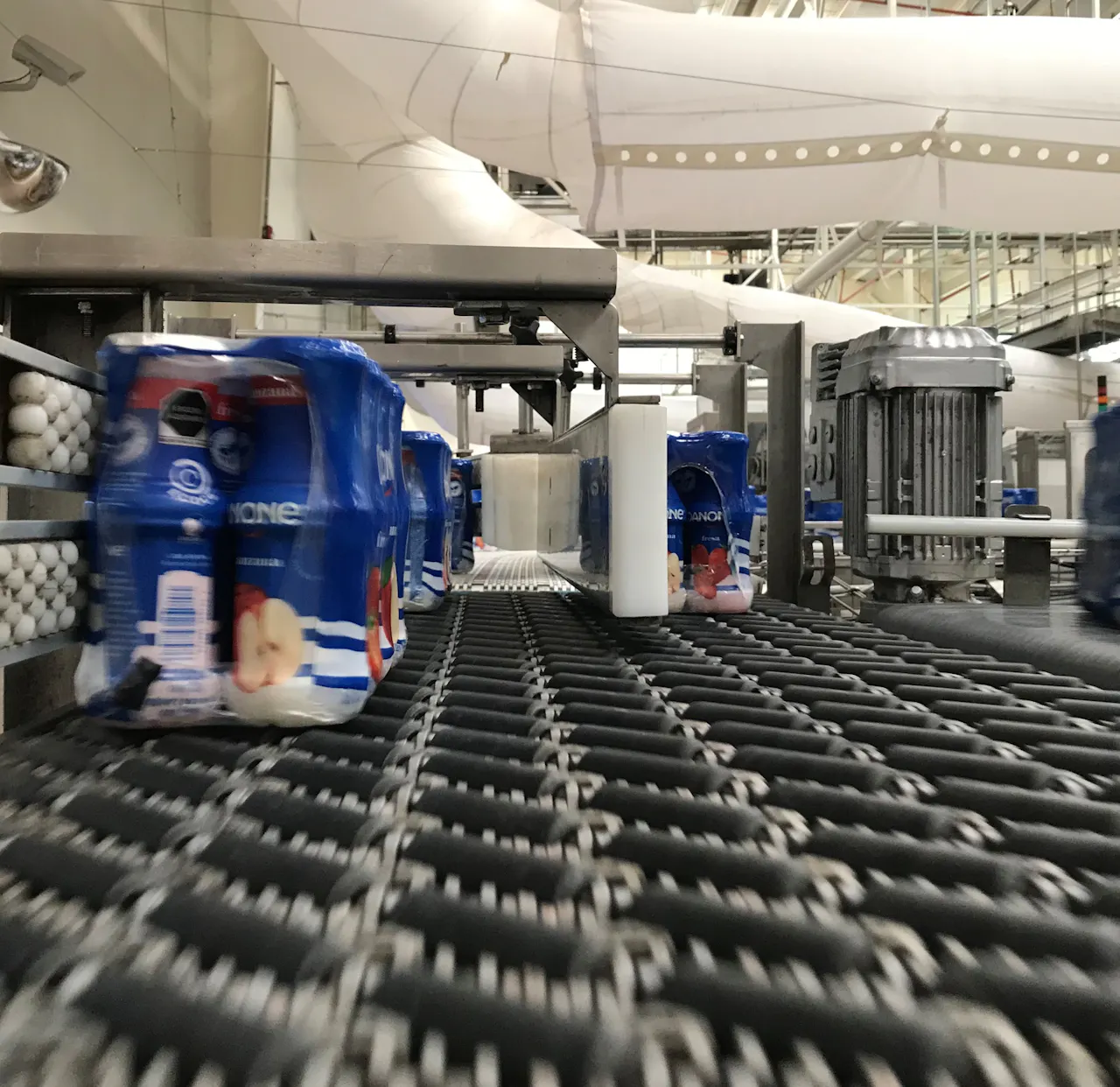 La solución implementada por Hybernya y Festo en Danone México les otorga mayor estabilidad a los productos en su tránsito por la banda transportadora.
