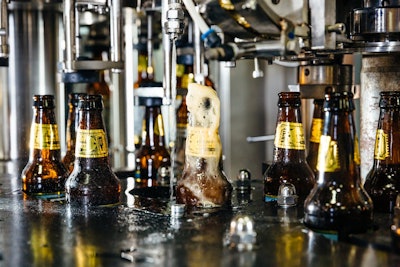 El más mínimo cambio de temperatura y presión puede causar espuma en la línea de embotellado en Sugar Creek Brewing. Para controlar esta forma de desperdicio, la cervecería recurrió a Bosch Rexroth para modernizar su línea con tecnología IIoT.